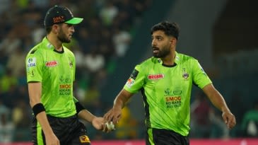 Bê bối chấn động: Lahore Qalandars bị phạt vì nghi án can thiệp vào bóng