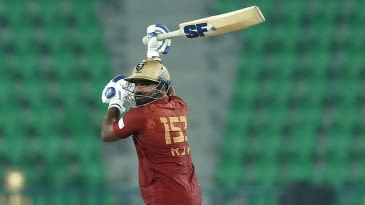 Sự cố hy hữu: Trang phục thi đấu khiến bóng đổi màu tại ngày khai màn PSL 2026