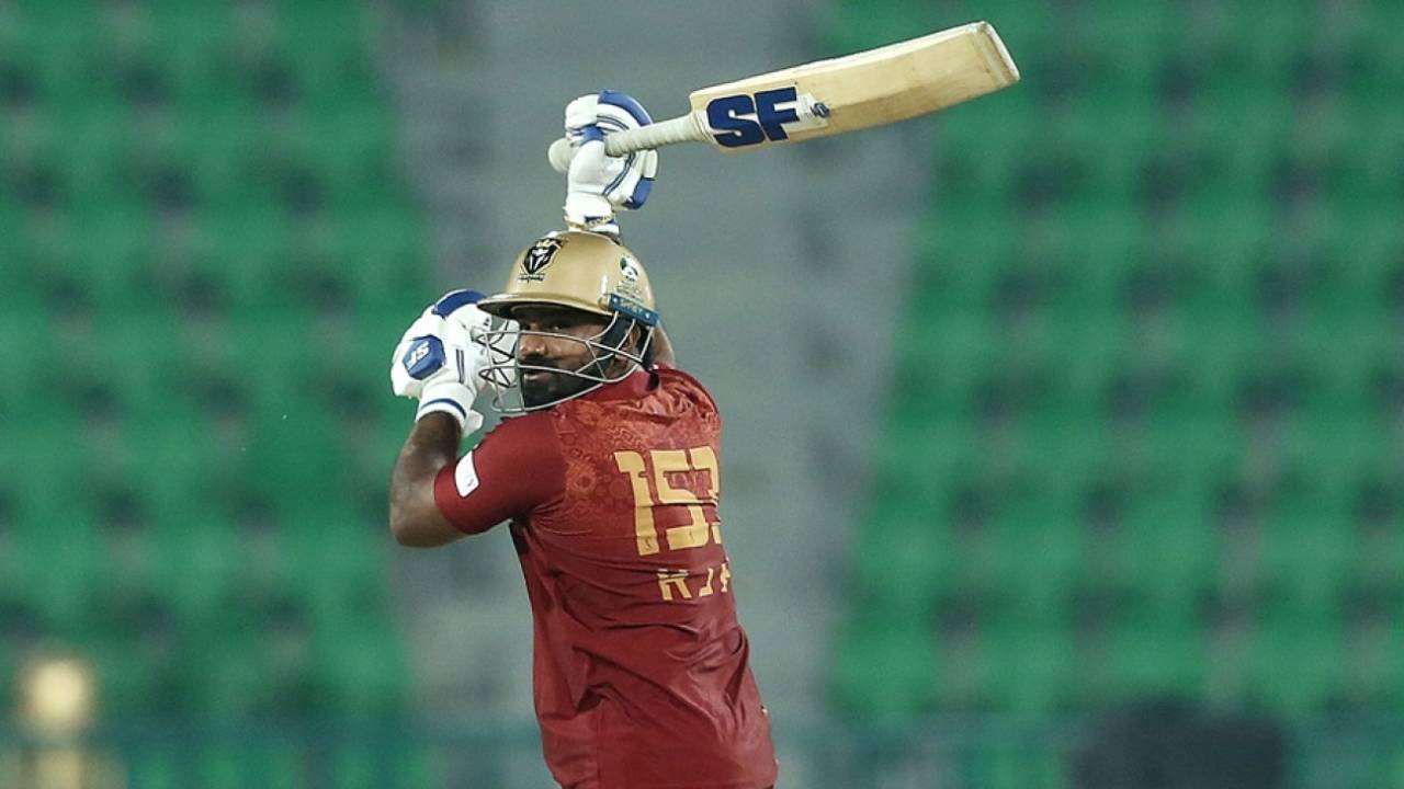 পিএসএল ওপেনারে অদ্ভুত কাণ্ড: হায়দ্রাবাদ কিংসমানের জারুন জার্সির রঙে বদলে গেল বল!