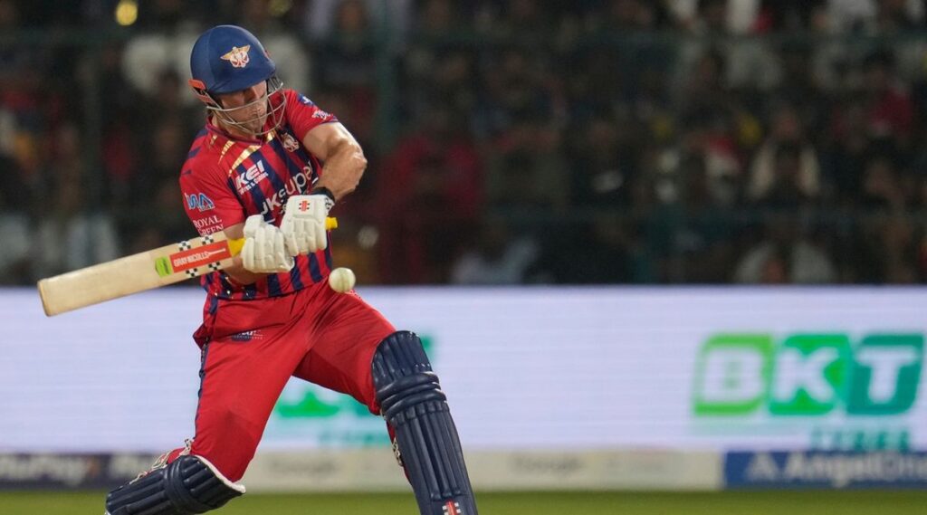 Mitchell Marsh clears stadium with 102-metre six off veteran Indian pacer