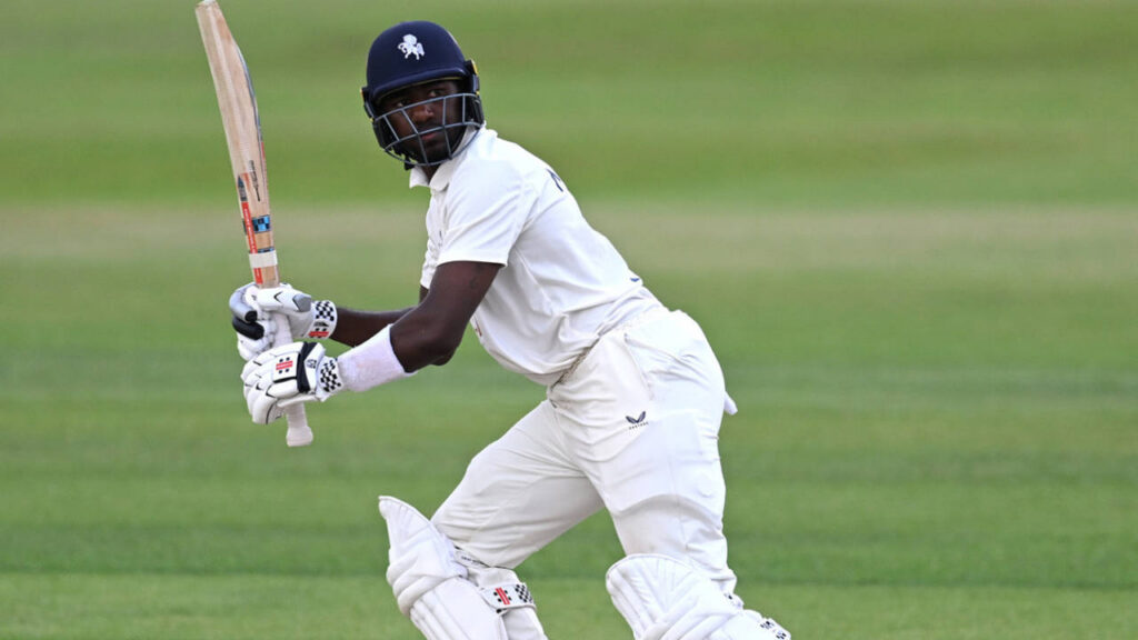 Kent Batters Mount Resistance Against Gloucestershire in County Championship