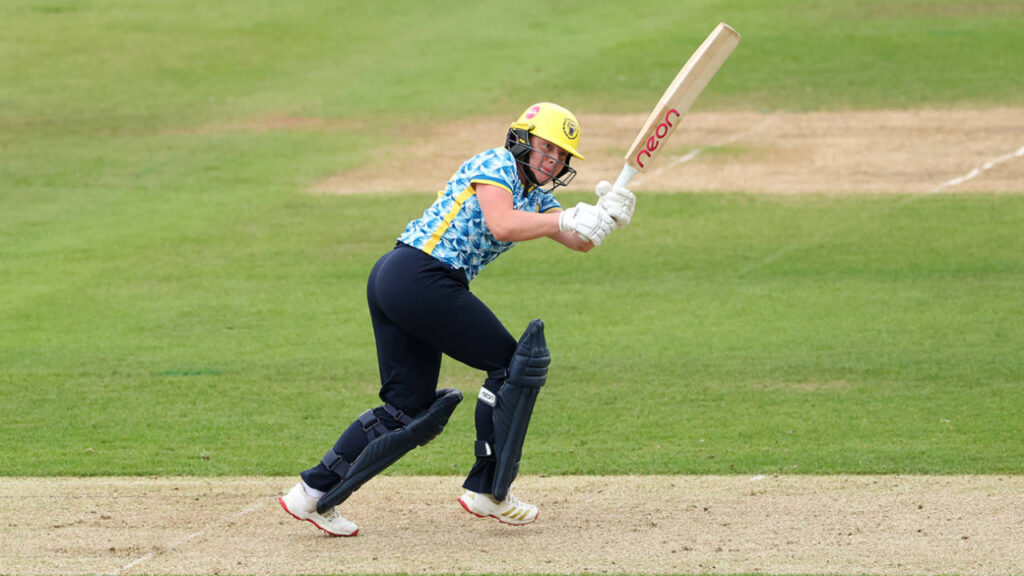 Charis Pavely Hits Stunning Century as Warwickshire Overpower Somerset